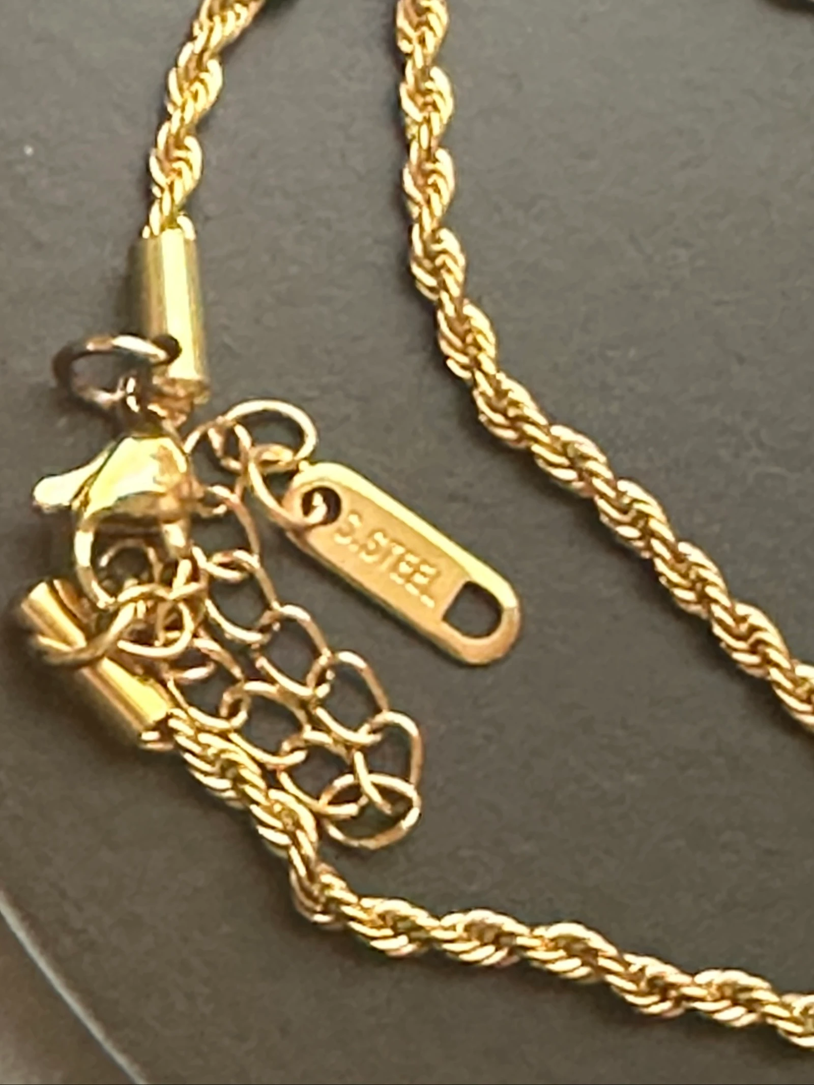 Gold twisted chain necklace made of 304 stainless steel – Brand new – photo 3